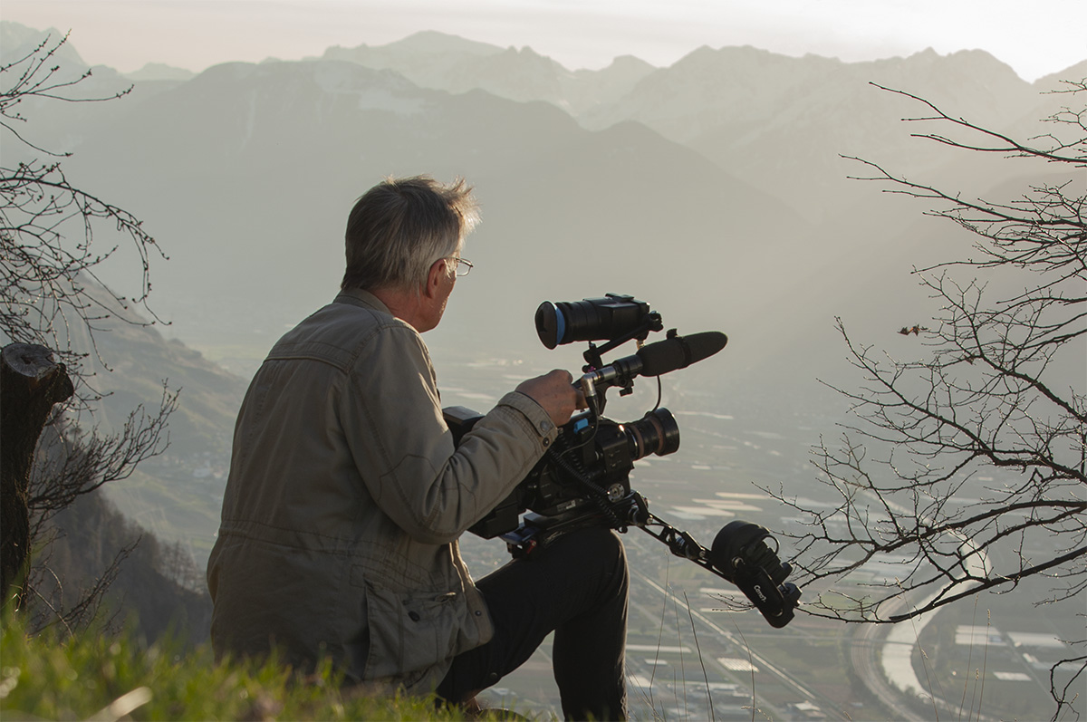 Swiss cameraman Camille Cottagnoud sitting in the grass with his Sony FS7 camera mounted to the Caman S GRIP PRO