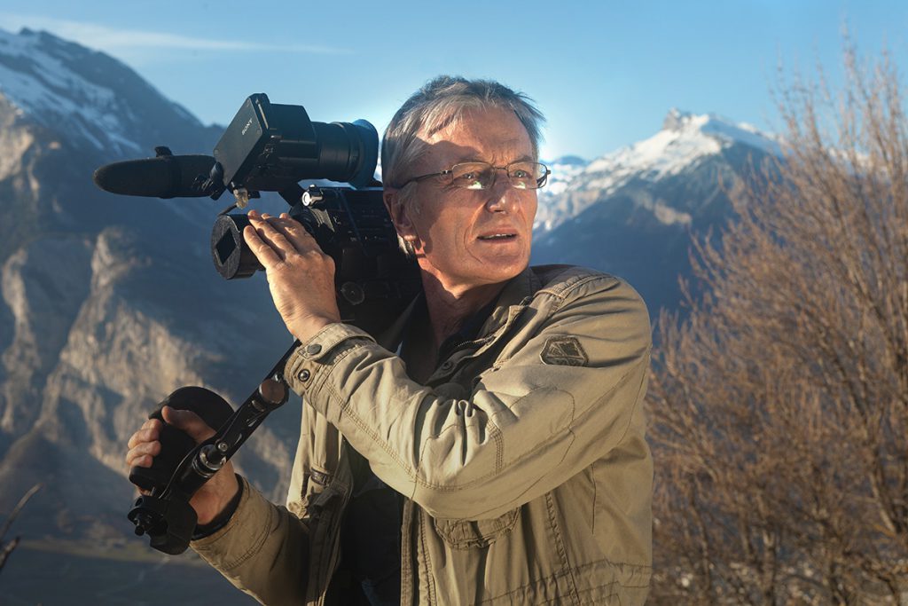 Directeur de la photographie Camille Cottagnoud tenant une caméra Sony FS7 2 et une S GRIP PRO