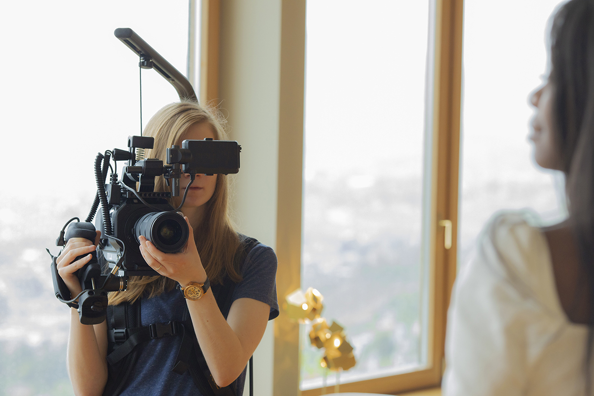 Femme qui filme avec une caméra Sony FS7 2, une S GRIP PRO et un Easyrig