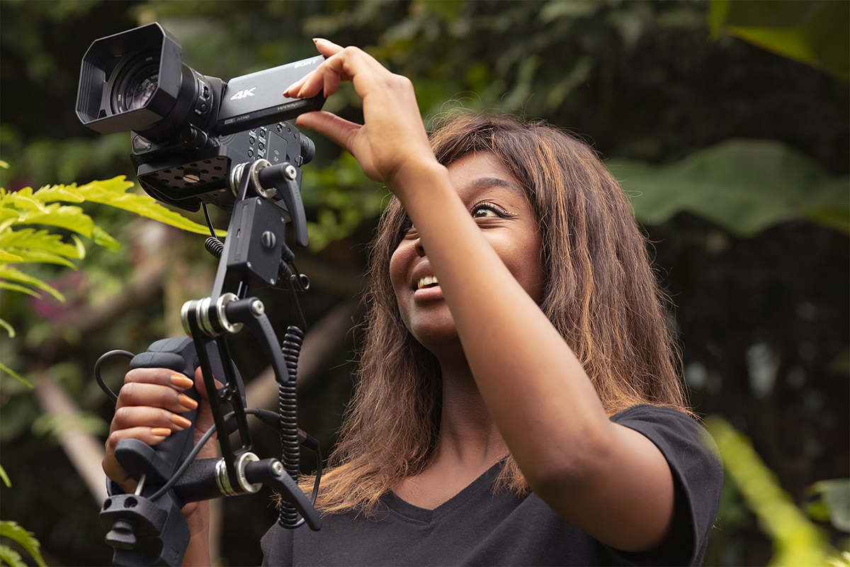 JRI qui filme avec la poignée de commande S GRIP PRO et une Sony Z90 dans la forêt