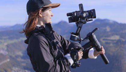 S GRIP PRO montée sur un stabilisateur Crane 3 pour contrôler une caméra Sony Z90